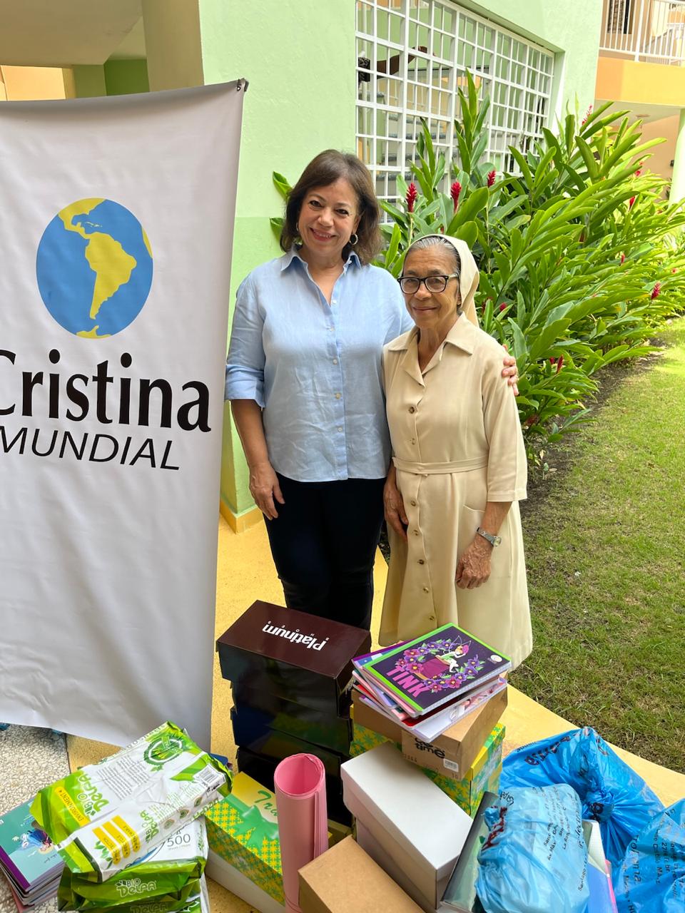 Entrega de donación de la Fundación Cristina Mundial en Casa Rosada
