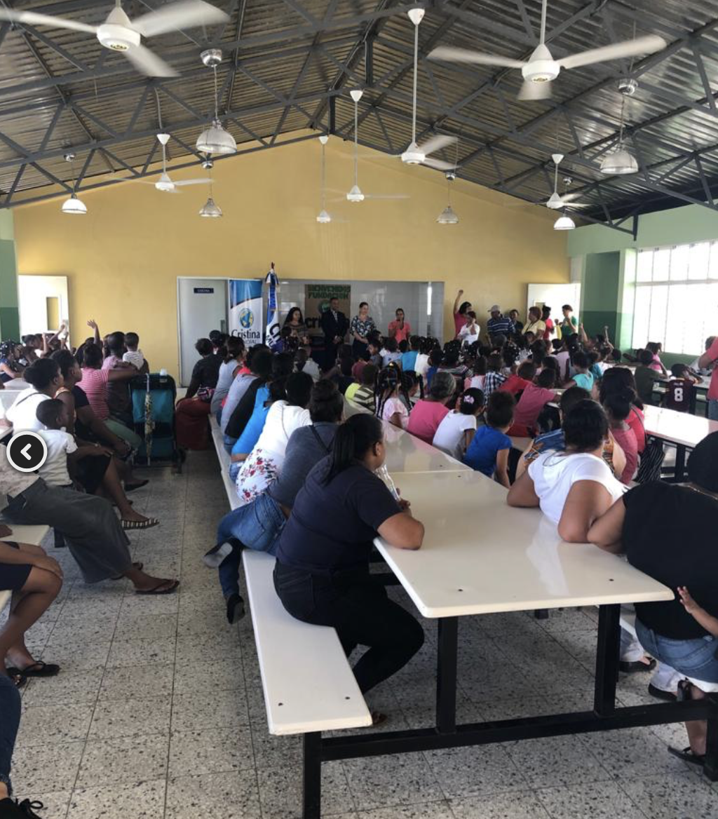 Jornada de entrega de útiles escolares en Guaricano 2