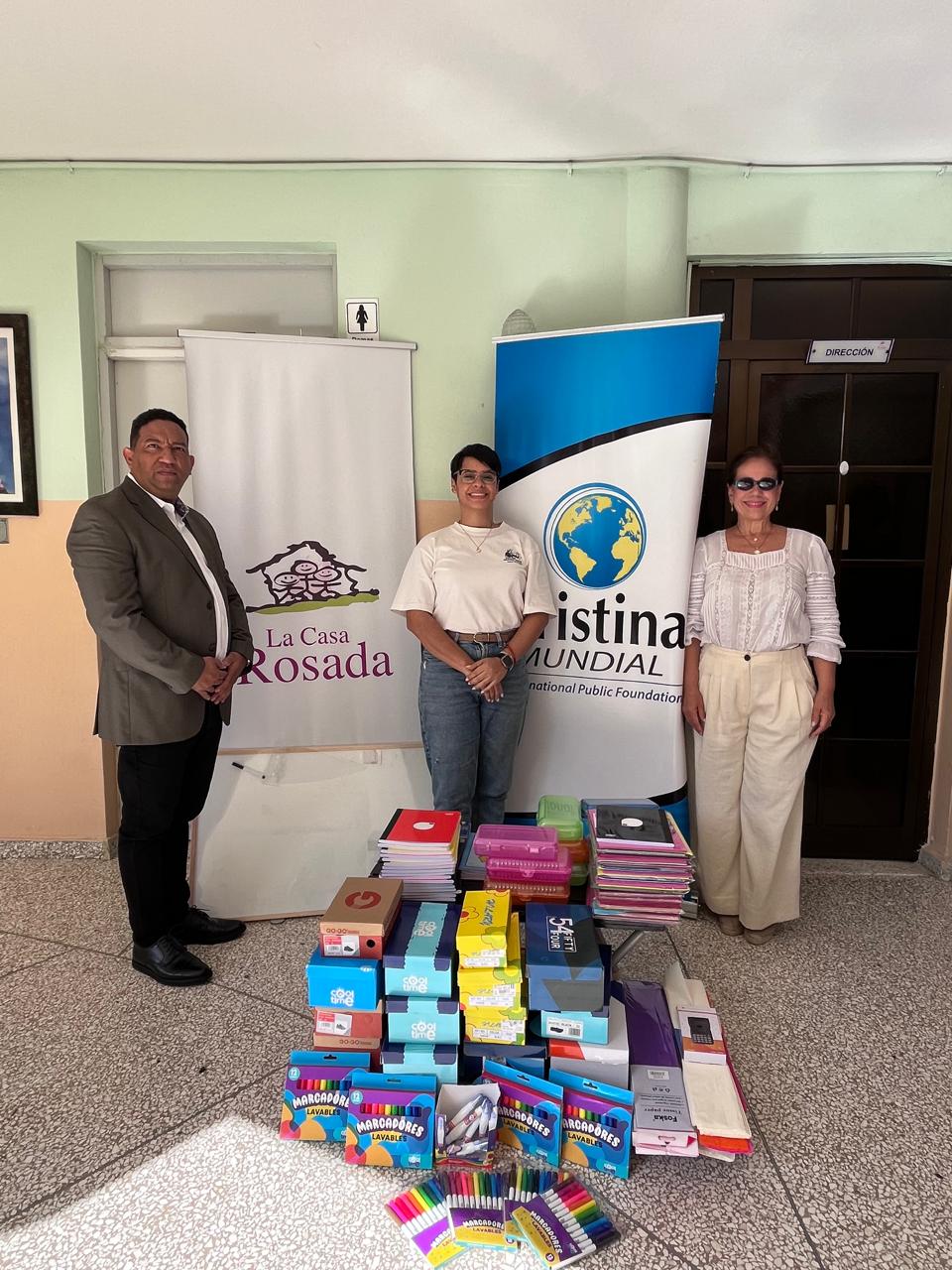 Entrega de uniformes y útiles escolares de la Fundación Cristina Mundial en Casa Rosada