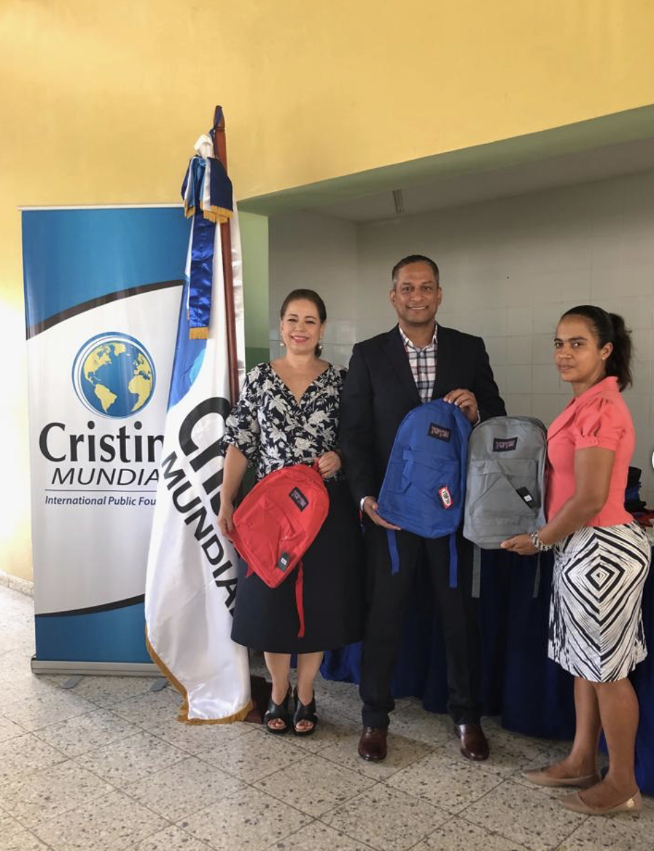 Entrega de mochilas en la Escuela Coronel Rafael Tomás Fernández Domínguez