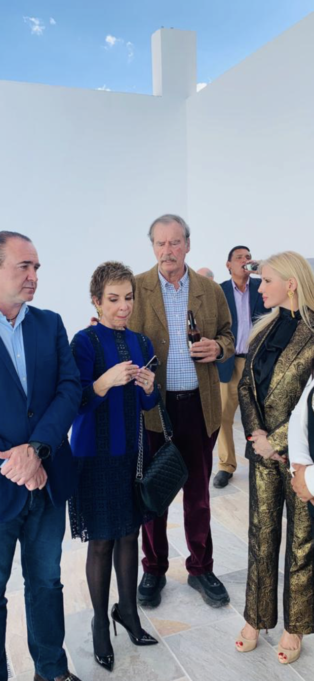 Invitados durante el recorrido por las nuevas instalaciones