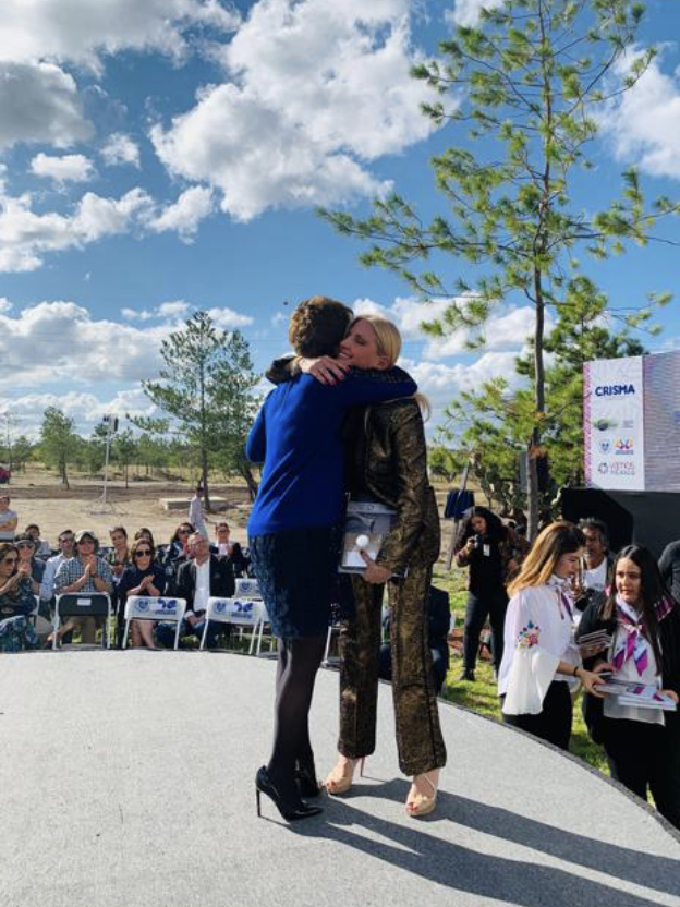 Ilona Peterfy y Marta Sahagún en el escenario de la inauguración
