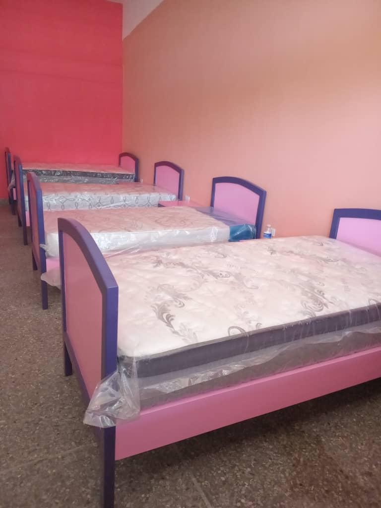 Dormitorio del hogar de niños con camas y colchones nuevos