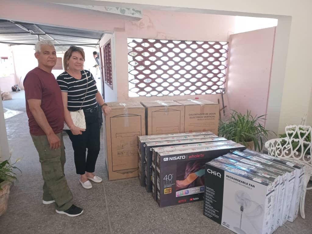 Entrega de televisores, abanicos y calentadores de agua en un hogar de niños en La Habana