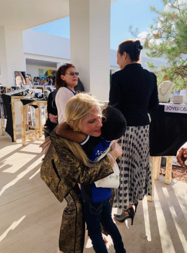 Ilona Peterfy abrazando a un niño durante el evento