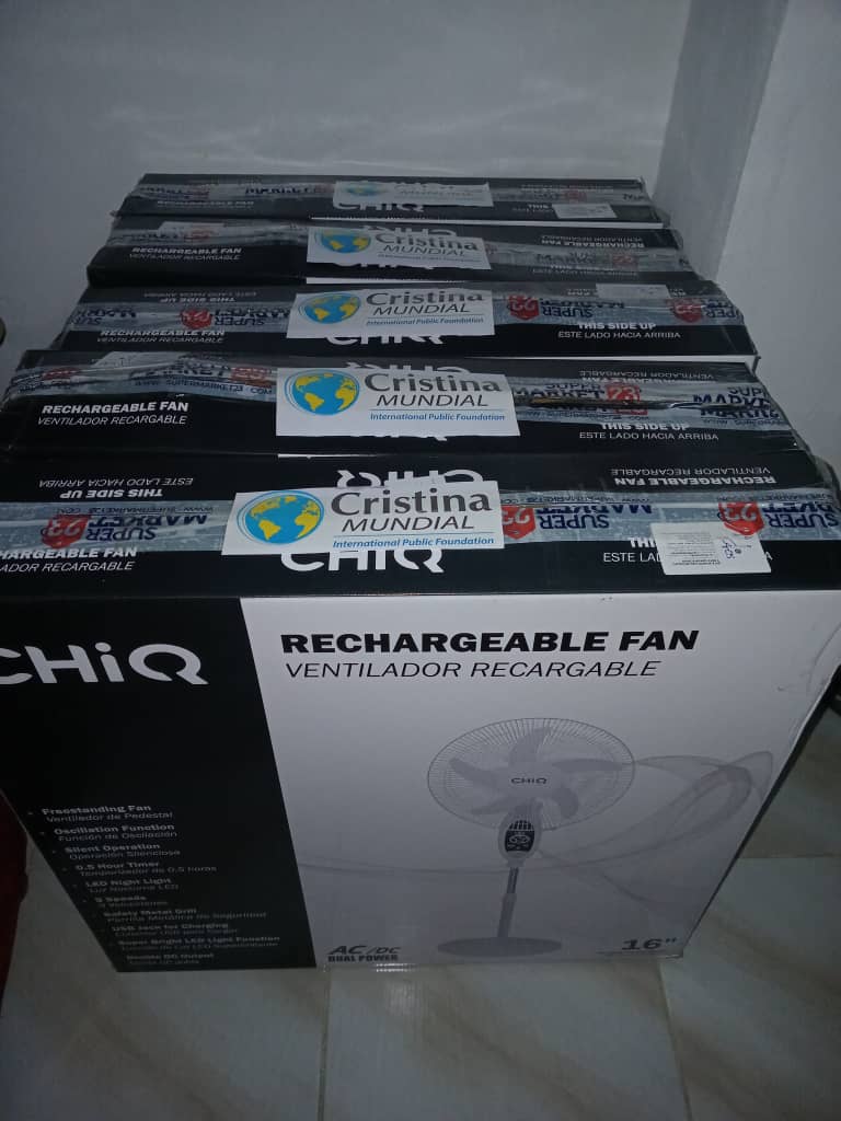 Cajas de abanicos recargables con el sello de la Fundación Cristina Mundial